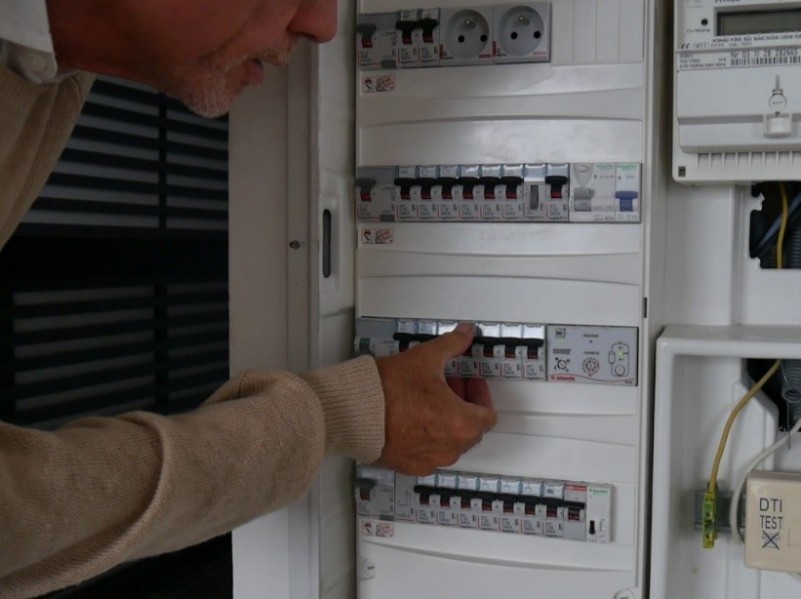 réenclancher un disjoncteur | habilitation électrique non électricien